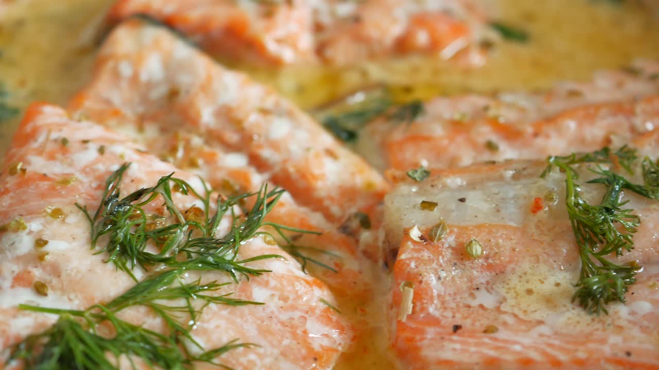 salmón de eneldo cremoso