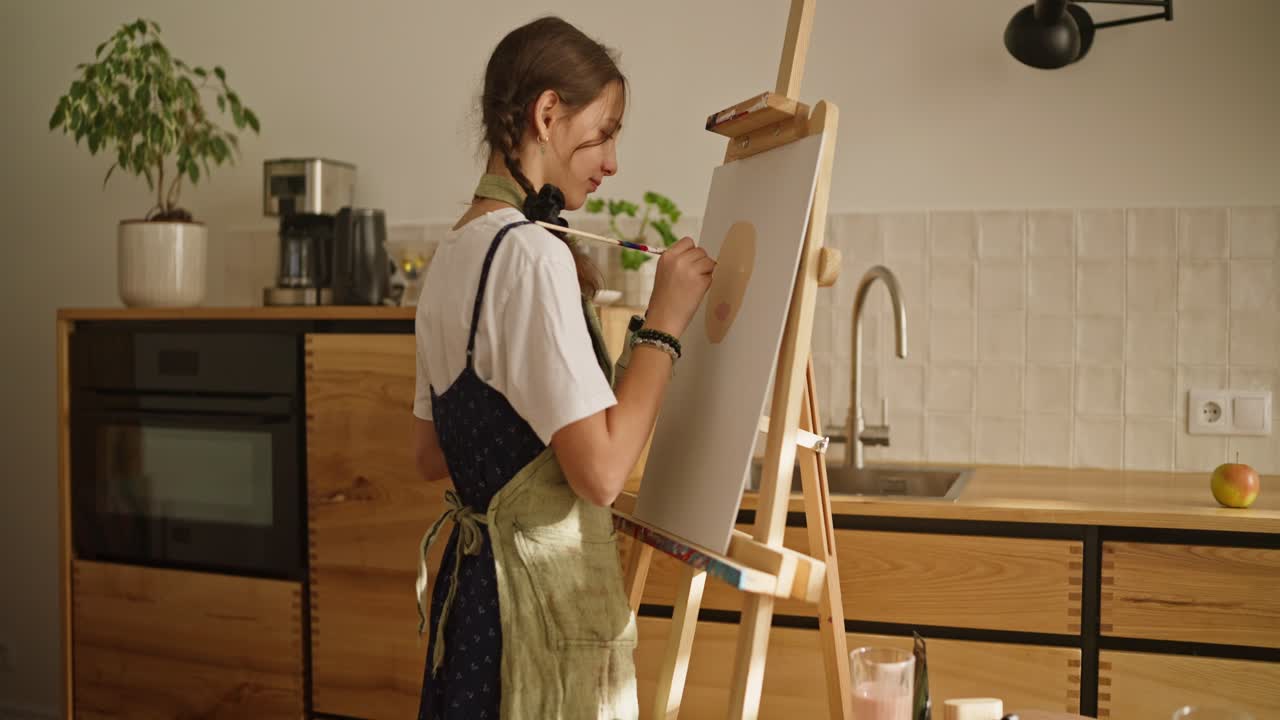 부에서 그림을 그리는 젊은 예술가