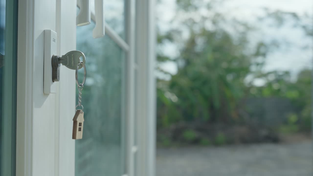 el propietario desbloquea la llave de la casa para un nuevo hogar. preparación y mudanza para una nueva residencia. concepto comprar una casa nueva para la familia.