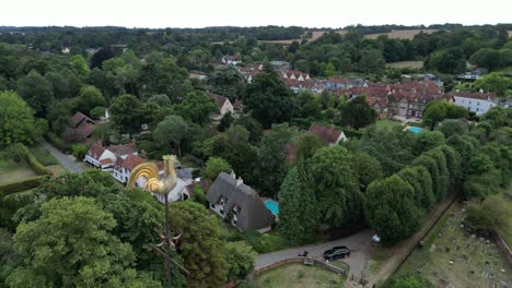 Iglesia-De-St-Andrews-Spire-Mucho-Hadam-Hertfordshire-Inglaterra-Drone-Vista-Aérea