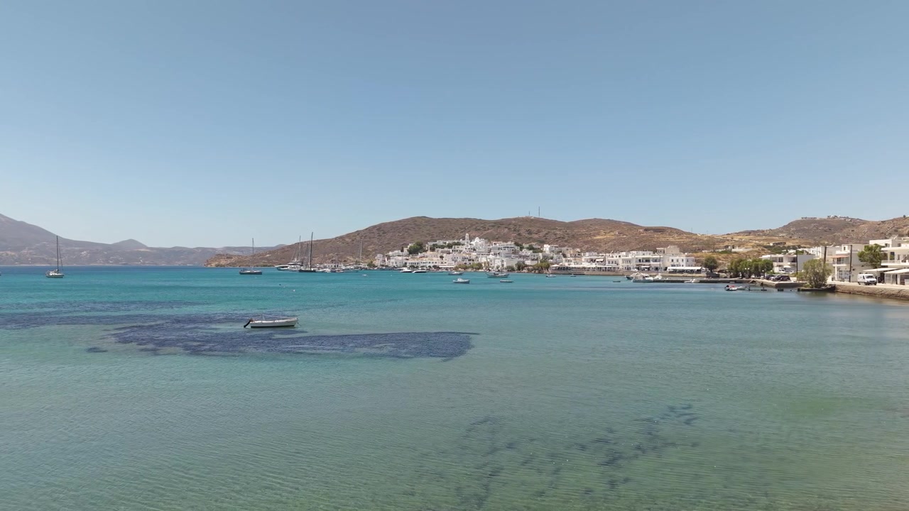 Veduta aerea della baia della città portuale di Adamantas, acque cristalline, Milos, Grecia.