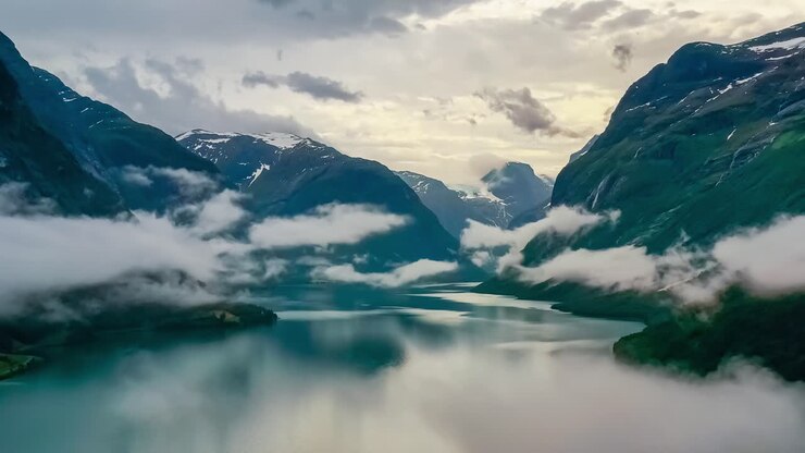 Magnifica natura, paesaggio naturale della Norvegia, lago Lovatnet che vola sopra le nuvole