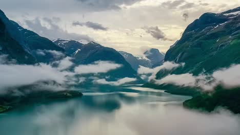 Hermosa-Naturaleza-Noruega-Paisaje-Natural-Lago-Lovatnet-Volando-Sobre-Las-Nubes.