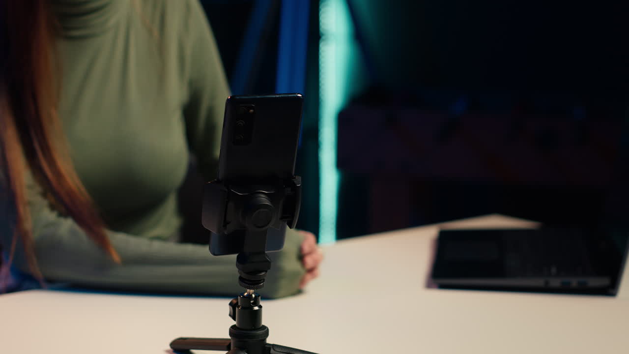 Fokus på mobiltelefon brugt af influencer til at filme indhold til sine online fans