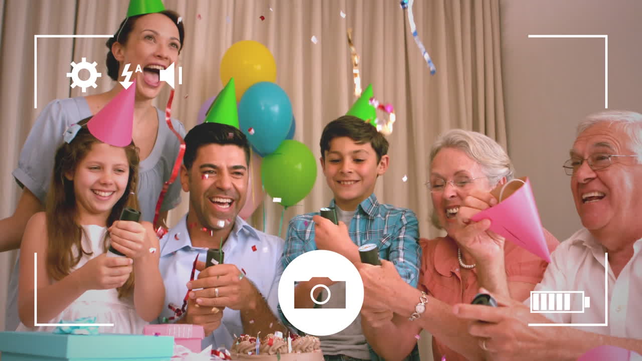 tomar fotos de la familia en una fiesta de cumpleaños con una cámara digital