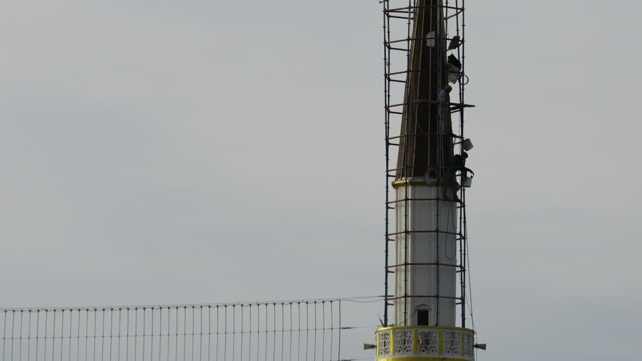 ремонт минарета мечети. перед месяцем рамадан мастера работают над минаретом мечеты.