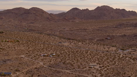 empuje hacia la carretera y las colinas más allá en joshua tree, california en una hermosa mañana