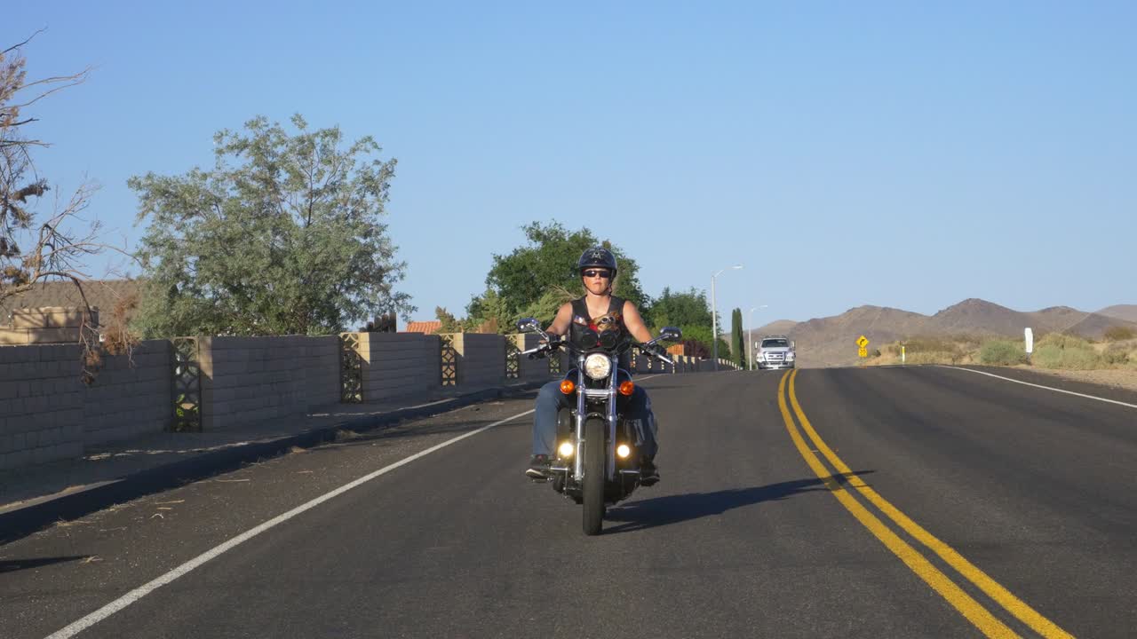 개 를 타고 있는 여자 오토바이 운전자