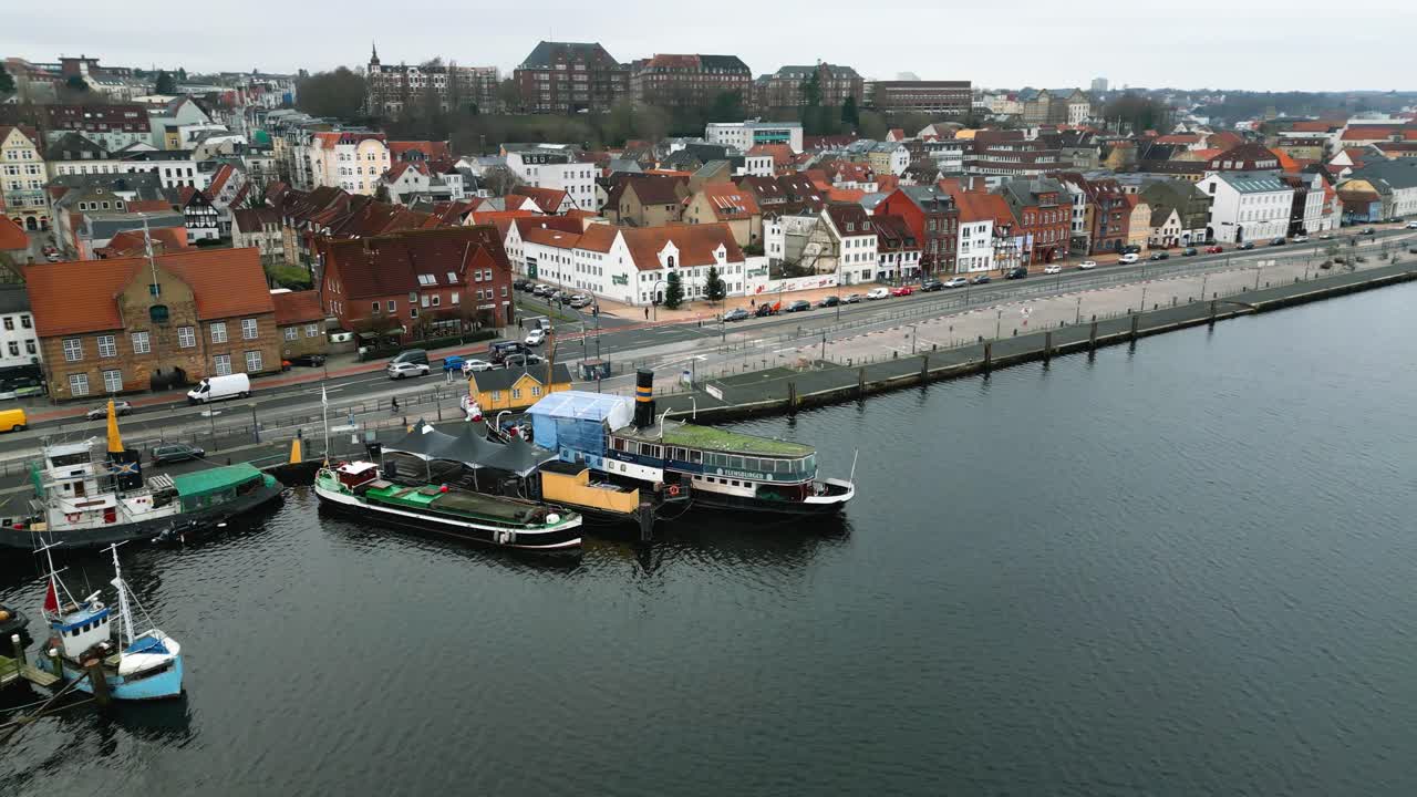 Volo di drone sopra le strade, vicino al porto della città storica a Flensburg, Germania