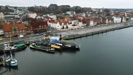 Drohnenflug-über-Die-Straßen-Neben-Dem-Hafen-Der-Historischen-Stadt-Flensburg,-Deutschland