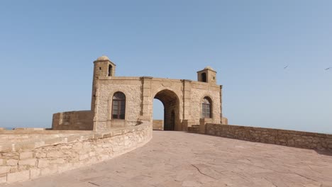 vista estática da fortaleza de pedra skala de la ville em essaouira, marrocos