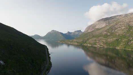 stetind nacional de montaña durante el otoño en el condado de nordland, noruega