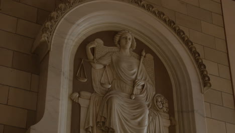 Enge-Neigung-über-Eine-Statue-Der-Justitia-Ohne-Ihre-Augenbinde