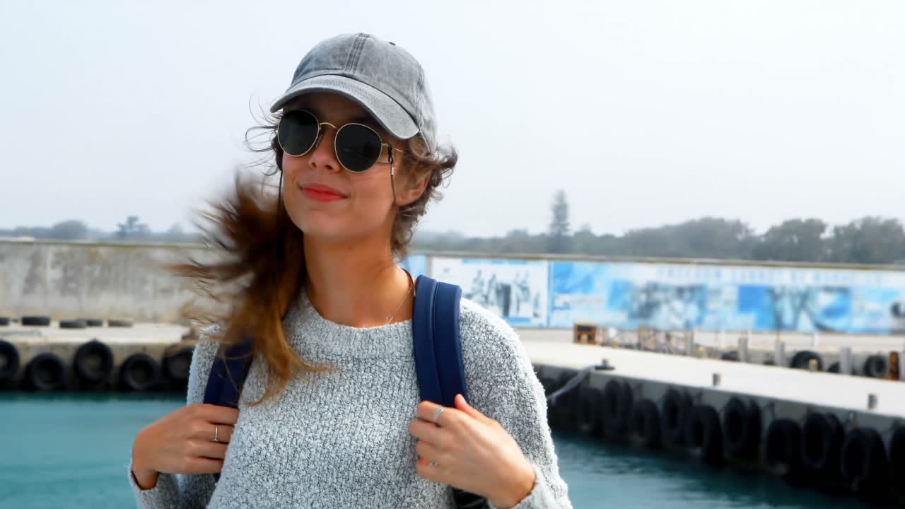 mujer viajando en ferry 4k