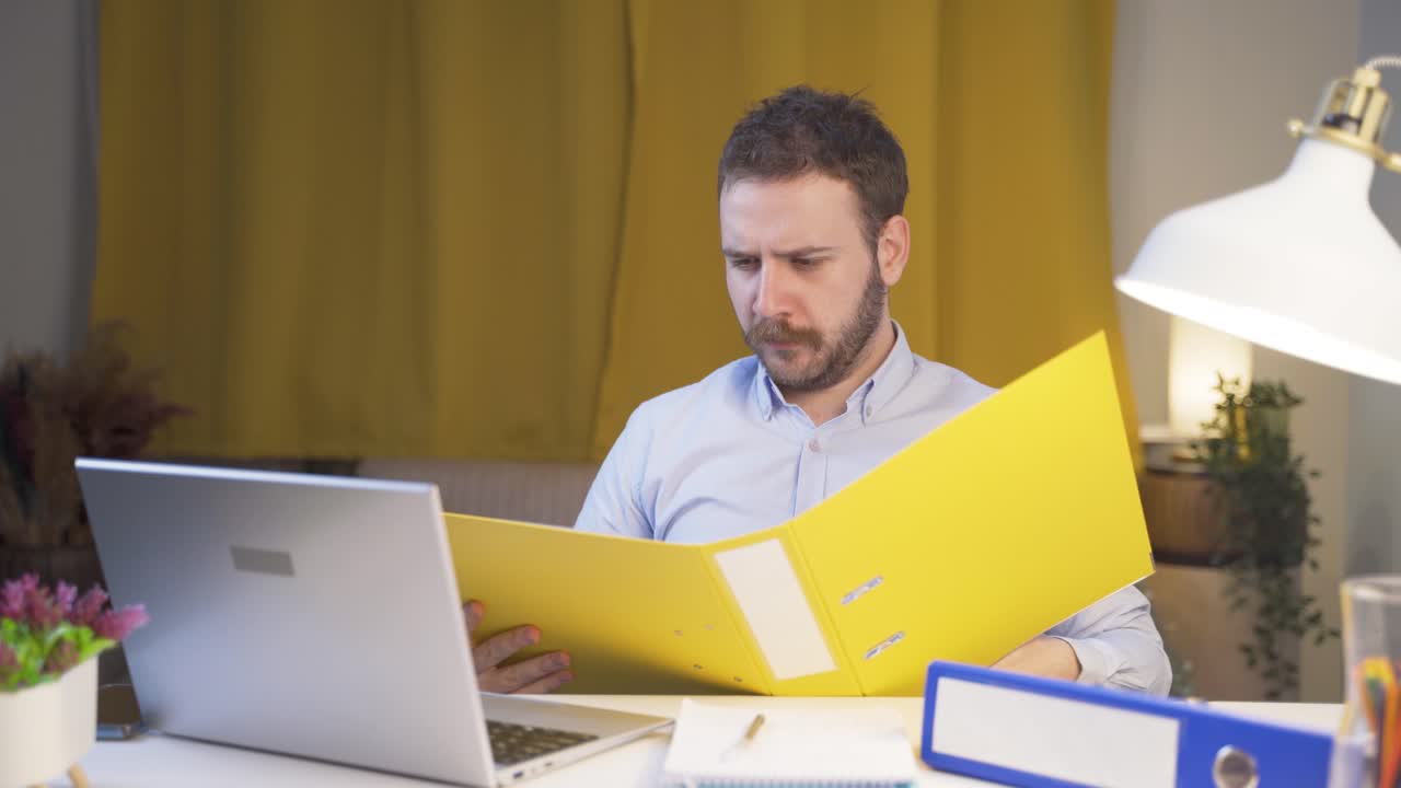 trabajador de oficina en casa examinando, analizando documentos.