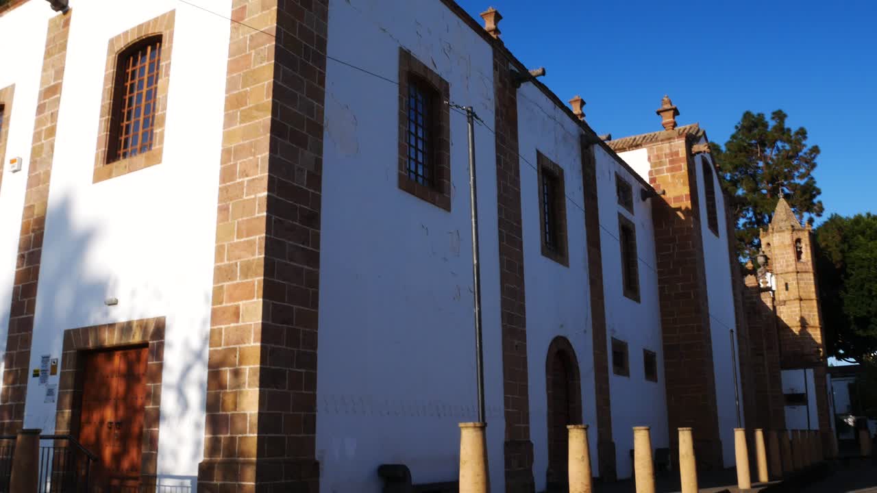 vista inclinada hacia abajo desde una iglesia antigua hasta una calle pequeña