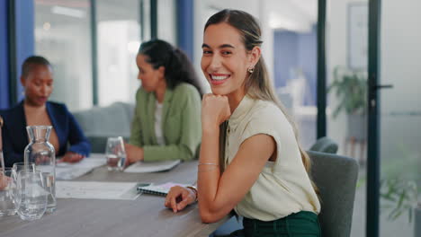 Mujer-De-Negocios,-Retrato-Y-Sonrisa-En-Reunión