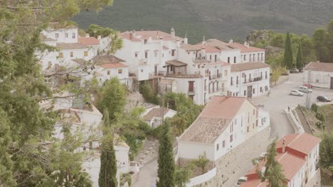 Pueblo-De-Casas-Blancas-Situado-En-La-Sierra-De-Segura-En-Jaén