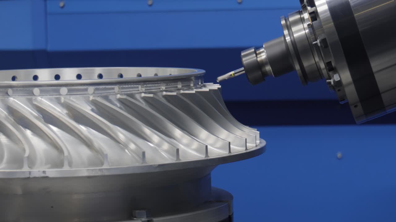 lavorazione dei metalli macchina di fresatura cnc. taglio del metallo tecnologia di lavorazione moderna.