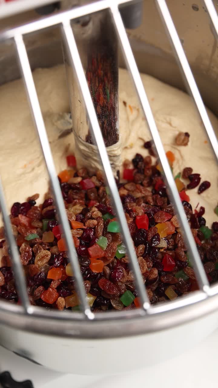 mezcla de la masa con frutas secas en un mezclador de soporte