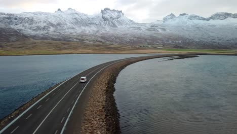 vista aérea de un coche conduciendo por una carretera escénica en islandia