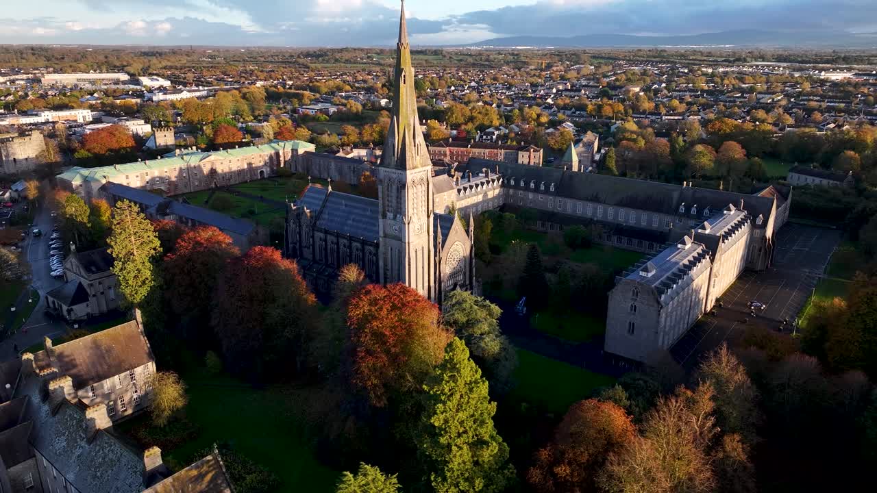 Stará univerzitní budova a věž kaple na Maynooth University, Kildare, Irsko. Krásný podzimní den
