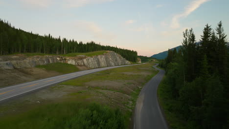 Malerische-Abschnitt-Der-Autobahn-E6-In-Nordnorwegen,-Wenn-Die-Dunkelheit-Hereinbricht