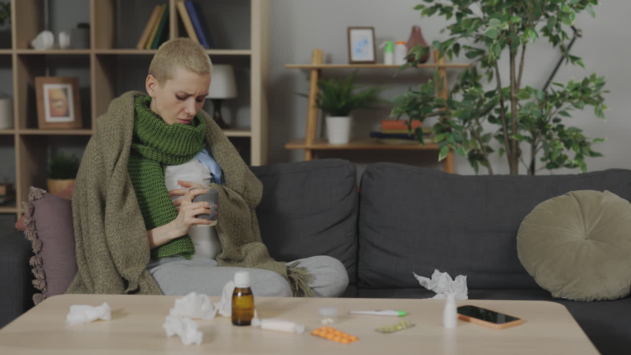 больная женщина дома.