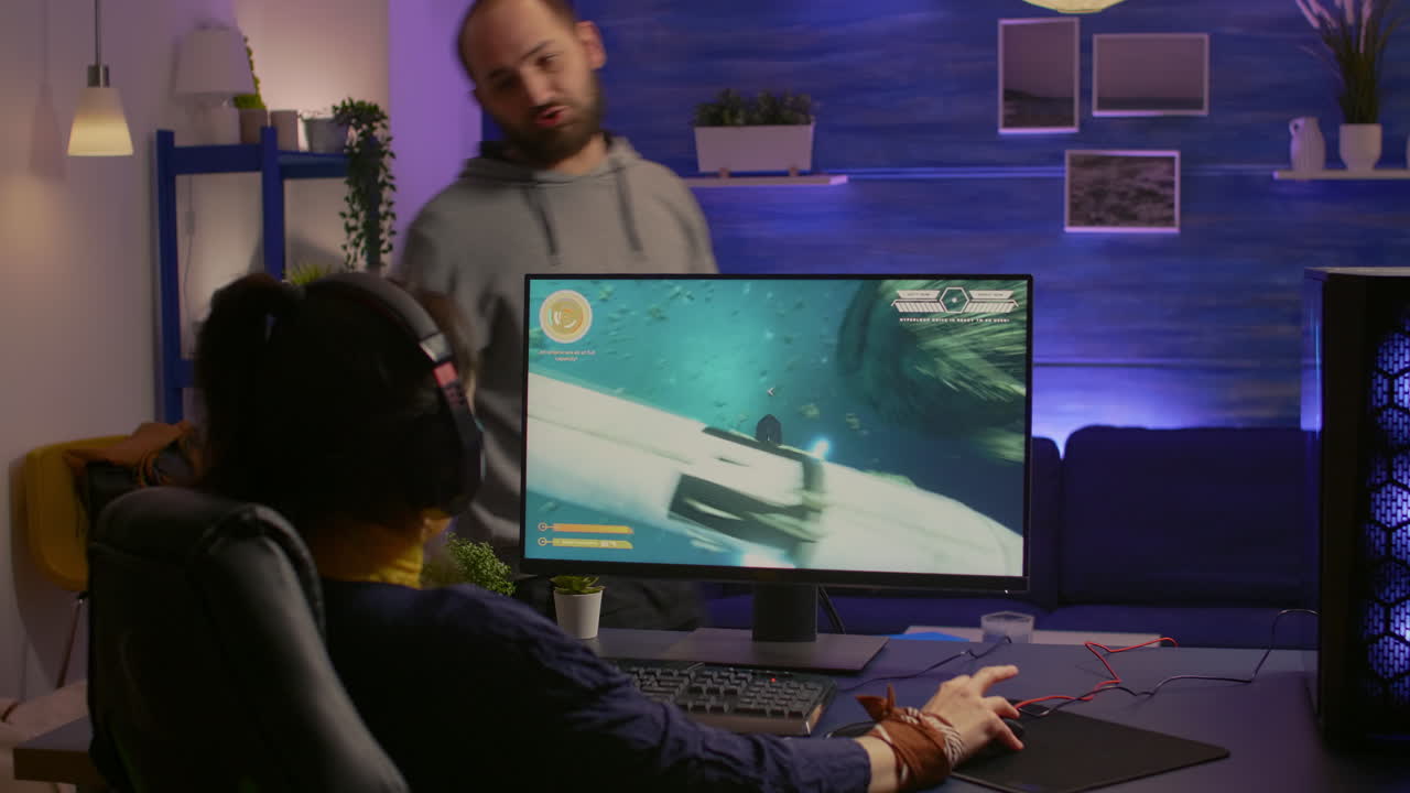 mujer jugando a un videojuego de disparos espaciales