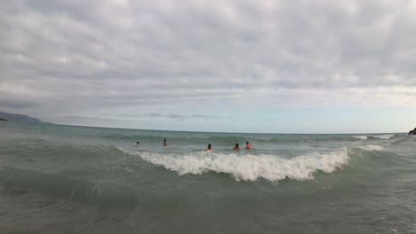 playa de españa malaga nerja en un día nublado de verano usando un dron y una cámara de acción estabilizada