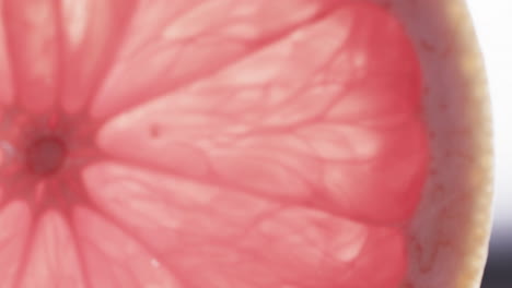 micro vídeo de primer plano de una rebanada de pomelo rojo con espacio para copiar