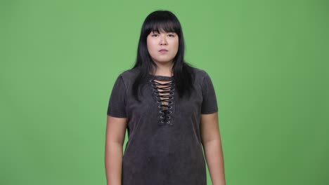 3명의 현명한 원이 개념으로 눈을 는 아름다운 과체중 아시아 여성