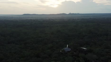amanecer en la selva tropical remota con safari lodge, parque nacional yala