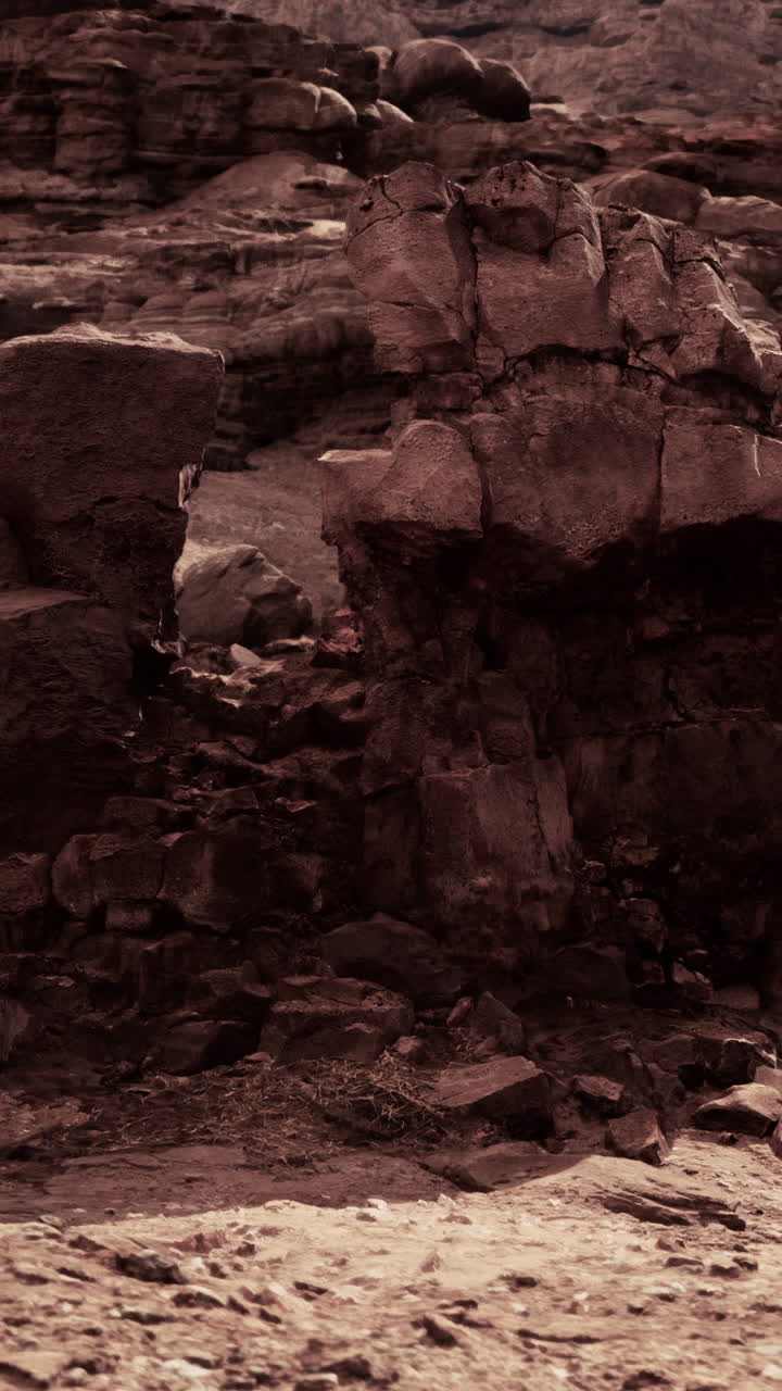 красная скальная формация в пустынном ландшафте