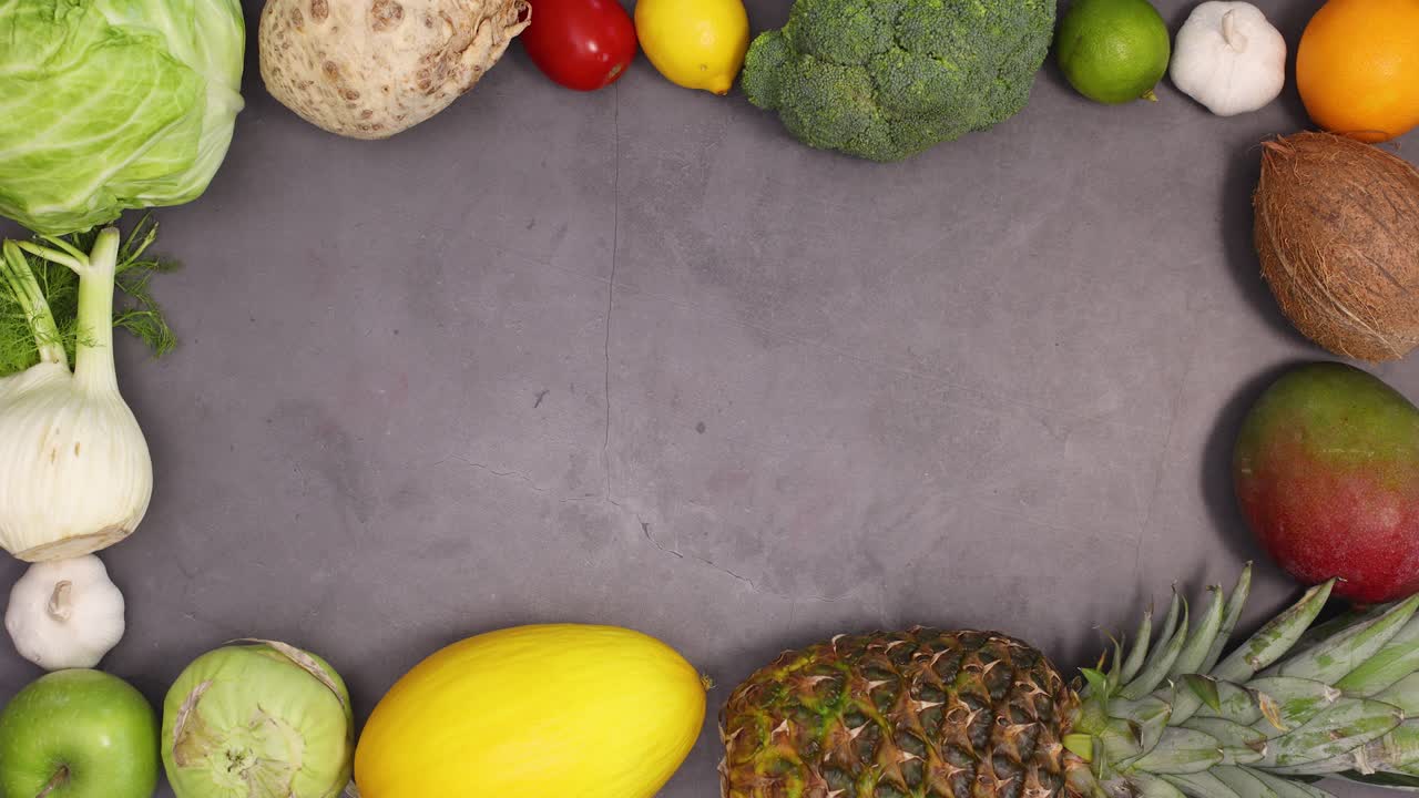 marco creativo con espacio de copia hecho de frutas y verduras se mueve en fondo oscuro. detener el movimiento