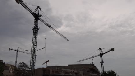 video de malta sobre una construcción en un día nublado y ventoso