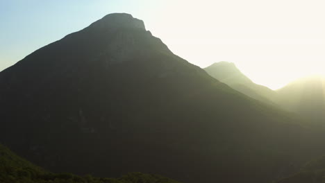 Toma-Aérea-De-La-Puesta-De-Sol-Desde-Lo-Alto-De-Las-Montañas-Del-Lago-Di-Garda