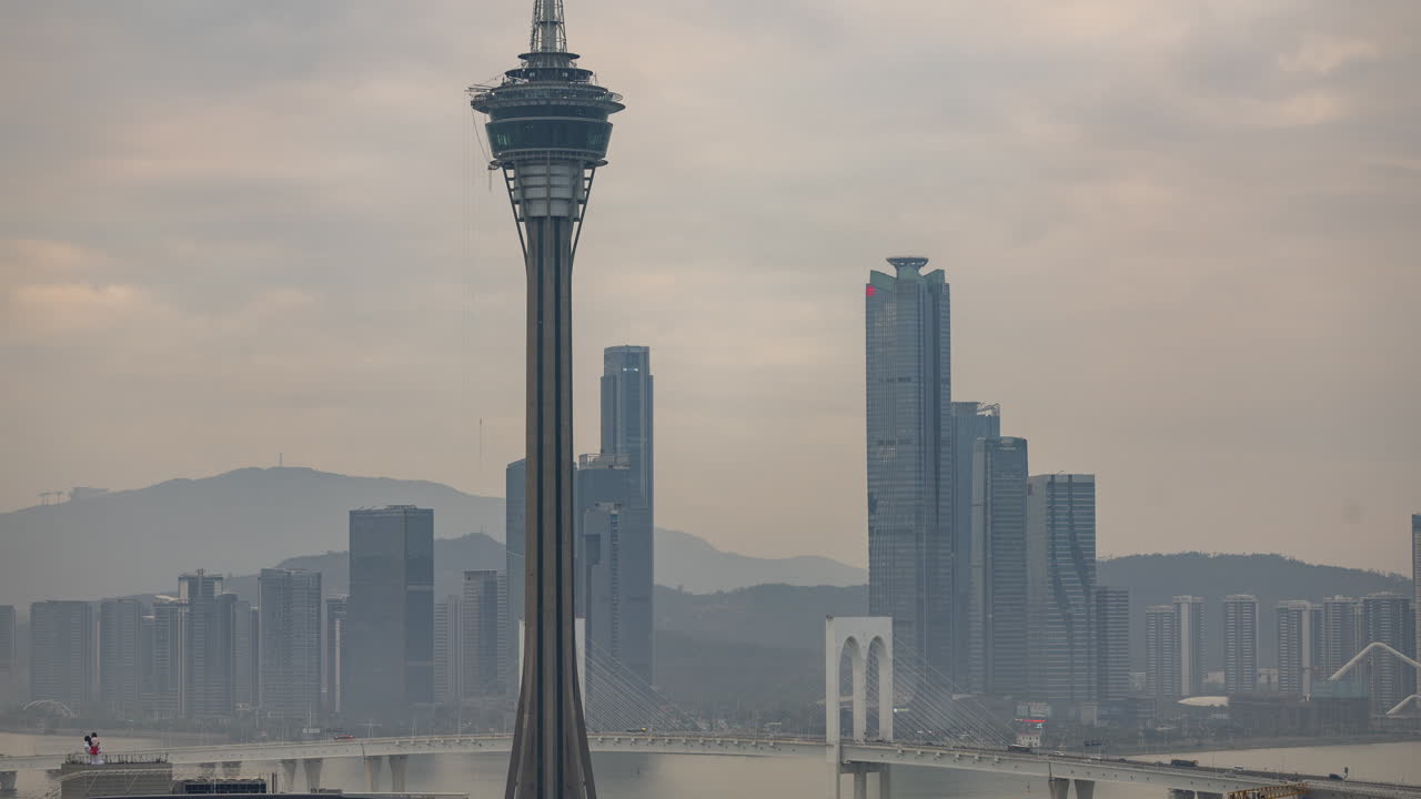Torre de Macau e Paisagem Urbana com Ponte em um Dia Nublado