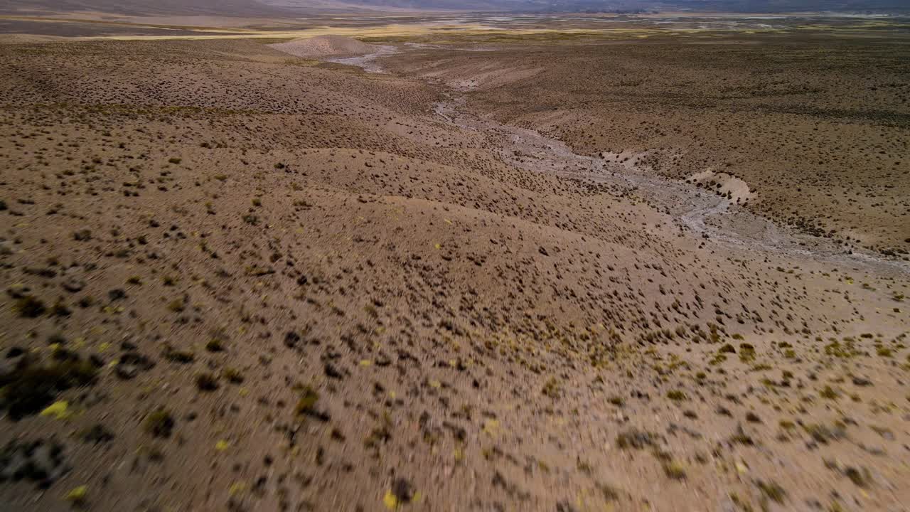vista aérea del parque nacional de lauca, chile - revelación, toma de avión no tripulado