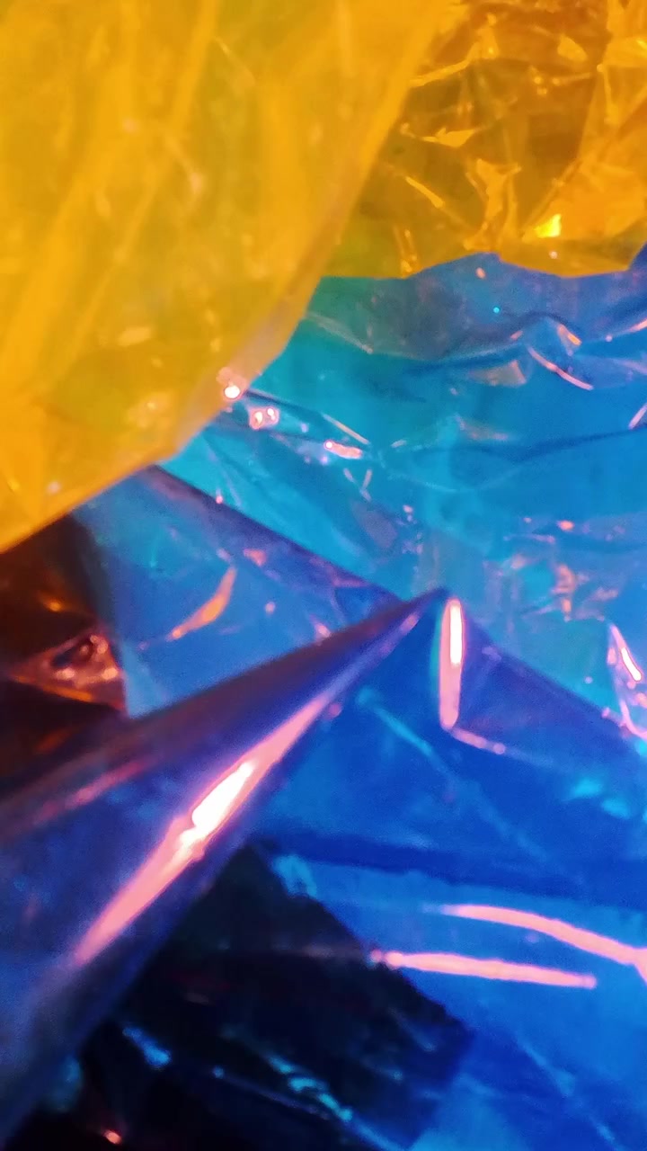 Sfondo astratto di fogli di plastica traslucidi e vibranti