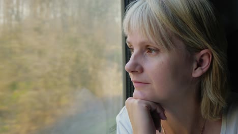 retrato de una mujer que viaja en tren mira por la ventana el comienzo de una nueva forma de concepto