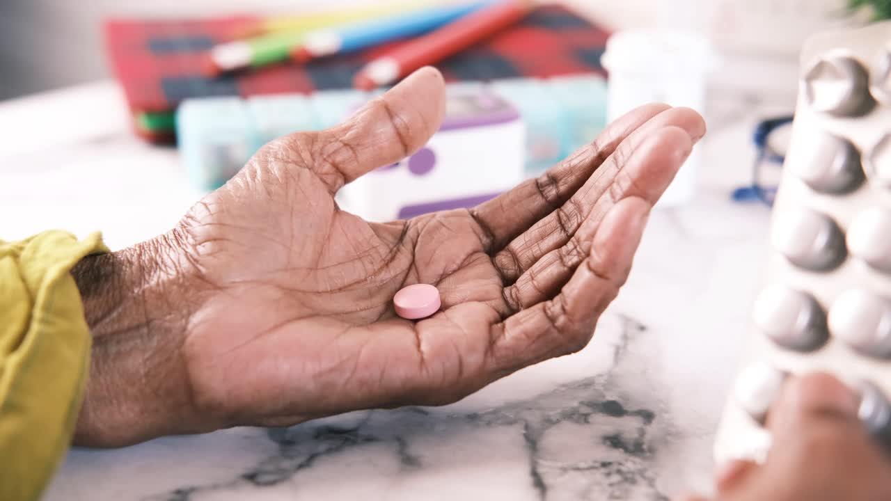 persona de edad avanzada que toma medicamentos