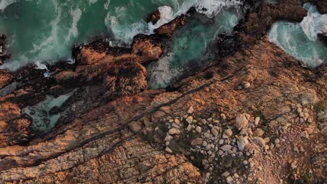 Video-De-Hermosa-Vista-De-La-Costa-Del-Mar-Con-Olas-Y-Rocas