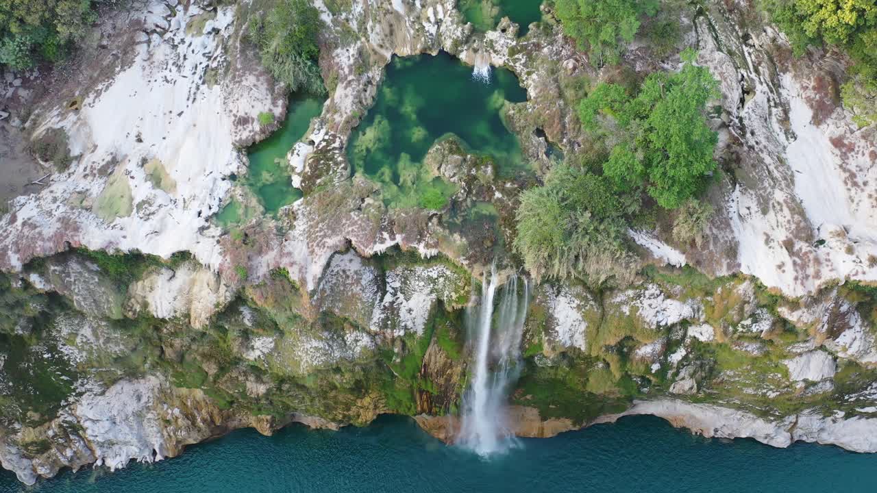 vista aérea de la cascada de tamul con agua turquesa en san luis potosi, méxico