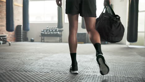 Gimnasio,-Caminar-Y-Piernas-De-Un-Hombre-Con-Una-Bolsa-Para-Empezar