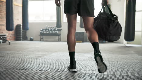 gimnasio, caminar y las piernas de un hombre con una bolsa para empezar