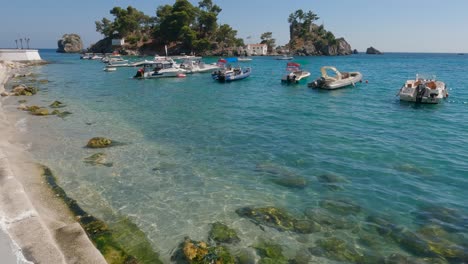 vista frente al mar del idílico mar jónico - islotes y embarcaciones de recreo, parga, grecia