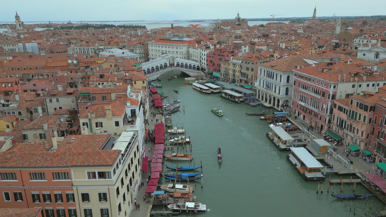 antena 4k de san marco, el puente de rialto y los canales en venecia, italia en un día nublado