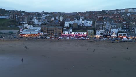 Luftdrohnenschwenkaufnahme-Von-Rechts-Nach-Links-über-Stadthäusern-Am-Strand-In-Scarborough-Im-Norden-Von-Yorkshire,-England,-Vereinigtes-Königreich-In-Der-Abenddämmerung