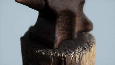 un yunque oxidado de la vieja forja del pueblo